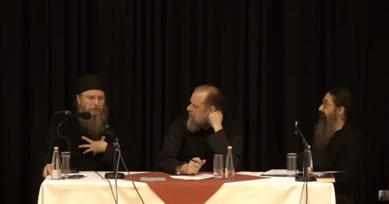 Τρεις ορθόδοξοι κληρικοί συζητούν σε πάνελ για την πνευματική ζωή.