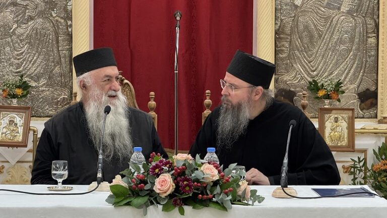 Δύο αρχιερείς συζητούν σε εκκλησιαστική εκδήλωση για τα Εισόδια της Θεοτόκου